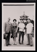 主要名稱：張拓蕪（右一）與三位友人合照（翻拍照）圖檔，第1張，共1張