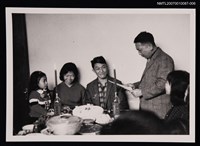 主要名稱：張拓蕪於友人慶生會中合照（翻拍照）圖檔，第1張，共1張