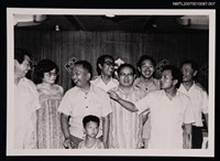 主要名稱：張拓蕪（左三）與友人合照（翻拍照）圖檔，第1張，共1張