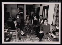 主要名稱：張拓蕪（左五）與友人聚會合照（客廳）（翻拍照）圖檔，第1張，共1張