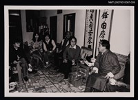 主要名稱：張拓蕪（左四）與友人聚會合照（客廳）（翻拍照）圖檔，第1張，共1張