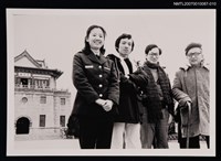 主要名稱：張拓蕪於莒光樓前合照（翻拍照）圖檔，第1張，共1張