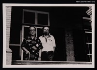 主要名稱：張拓蕪與友人合照（建築物窗前）（翻拍照）圖檔，第1張，共1張