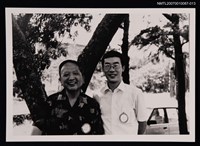 主要名稱：張拓蕪與友人合照（戶外樹前）（翻拍照）圖檔，第1張，共1張