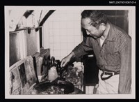 主要名稱：張拓蕪獨照（炒菜）（翻拍照）圖檔，第1張，共1張