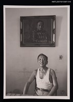 主要名稱：張拓蕪獨照（背景為張拓蕪肖像畫）圖檔，第1張，共1張