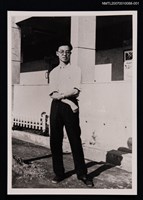 主要名稱：張健獨照（戶外站姿）（翻拍照）圖檔，第1張，共1張