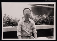 主要名稱：張健獨照（湖畔，半身照）（翻拍照）圖檔，第1張，共1張