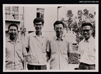 主要名稱：張健（右二）與三位友人合照（翻拍照）圖檔，第1張，共1張