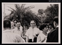 主要名稱：張健於戶外聚會合照（翻拍照）圖檔，第1張，共1張