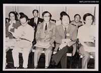 主要名稱：張健（前排左二）與洛夫等人合照（翻拍照）圖檔，第1張，共1張