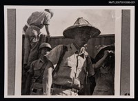 主要名稱：辛鬱從軍合照（戴斗笠）（翻拍照）圖檔，第1張，共1張