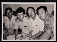 主要名稱：辛鬱（左一）與三位友人合照（翻拍照）圖檔，第1張，共1張