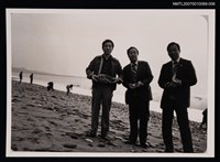 主要名稱：辛鬱（左）與兩位友人合照（海邊）（翻拍照）圖檔，第1張，共1張