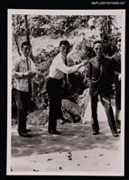 主要名稱：辛鬱與友人合照（套圈圈）（翻拍照）圖檔，第1張，共1張