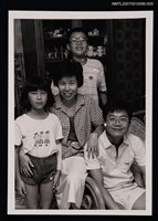 主要名稱：施善繼與家人合照（翻拍照）圖檔，第1張，共1張