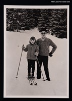 主要名稱：施善繼與小女孩合照（滑雪場）（翻拍照）圖檔，第1張，共1張