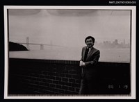 主要名稱：吳宏一獨照（倚靠海邊圍牆）（翻拍照）圖檔，第1張，共1張