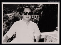 主要名稱：洛夫獨照（戶外，戴墨鏡）（翻拍照）圖檔，第1張，共1張