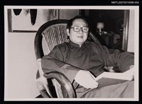 主要名稱：洛夫獨照（身著唐裝，閱讀）（翻拍照）圖檔，第1張，共1張