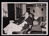 主要名稱：洛夫獨照（坐於客廳藤椅））（翻拍照）圖檔，第1張，共1張