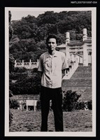 主要名稱：杜若洲獨照（殿前草坪，全身照）（翻拍照）圖檔，第1張，共1張