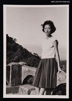 主要名稱：張香華獨照（少女時期，倚靠圍欄）（翻拍照）圖檔，第1張，共1張