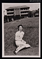 主要名稱：張香華獨照（少女時期，身穿旗袍）（翻拍照）圖檔，第1張，共1張