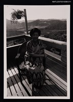 主要名稱：張香華獨照（坐於陽台）（翻拍照）圖檔，第1張，共1張