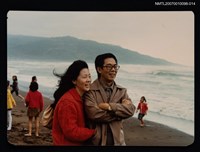 主要名稱：張香華與柏楊合照（於海邊）圖檔，第1張，共1張