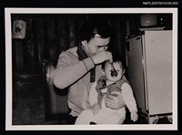 主要名稱：阮囊與家人合照（餵食）（翻拍照）圖檔，第1張，共1張