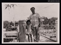 主要名稱：阮囊與家人合照（於橋頭）（翻拍照）圖檔，第1張，共1張