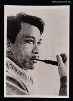 主要名稱：羅門獨照（手持煙斗）（翻拍照）圖檔，第1張，共1張