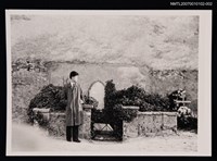 主要名稱：李魁賢獨照（站立於墓碑旁）（翻拍照）圖檔，第1張，共1張