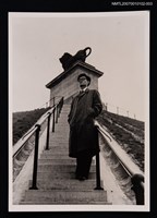 主要名稱：李魁賢獨照（站立於階梯上）（翻拍照）圖檔，第1張，共1張