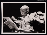 主要名稱：周夢蝶獨照（閱讀）（翻拍照）圖檔，第1張，共1張
