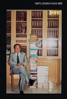 主要名稱：黃文範坐在書櫃前獨照圖檔，第1張，共1張