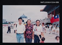 主要名稱：黃文範與兒子、孫女在中正紀念堂合影圖檔，第1張，共1張