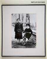 相關藏品主要名稱：鍾肇政與姐姐於木柵公學校合照（1928）的藏品圖示