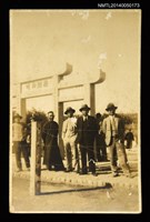 主要名稱：周定山與友人合影於牌坊前圖檔，第1張，共1張