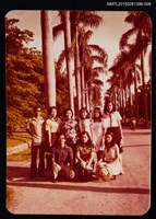 主要名稱：琦君與學生於興大椰林道上合照2-6圖檔，第1張，共2張