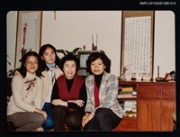 主要名稱：琦君與學生於室內合照2-12圖檔，第1張，共1張