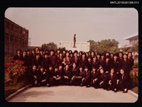 主要名稱：琦君與學生於校園團體合照2-13圖檔，第1張，共1張