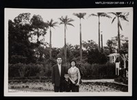 主要名稱：李一楠與琦君夫婦於戶外合照1-8圖檔，第2張，共3張