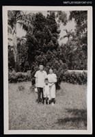 主要名稱：李一楠與琦君夫婦於戶外樹前合照1-10圖檔，第1張，共1張