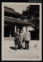 主要名稱：李一楠與琦君、文友於戶外合照1-20圖檔，第1張，共1張