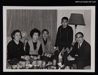 主要名稱：李一楠與琦君夫婦、文友於室內合照1-29圖檔，第1張，共1張