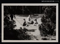 主要名稱：李一楠與李唐基與他人於草地野餐合照1-85圖檔，第2張，共3張