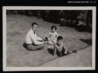 主要名稱：李一楠與李唐基與他人於草地野餐合照1-85圖檔，第3張，共3張