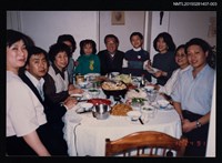 主要名稱：李唐基家族照(琦君夫婦與李一楠等多位家人於餐桌合影)圖檔，第1張，共1張